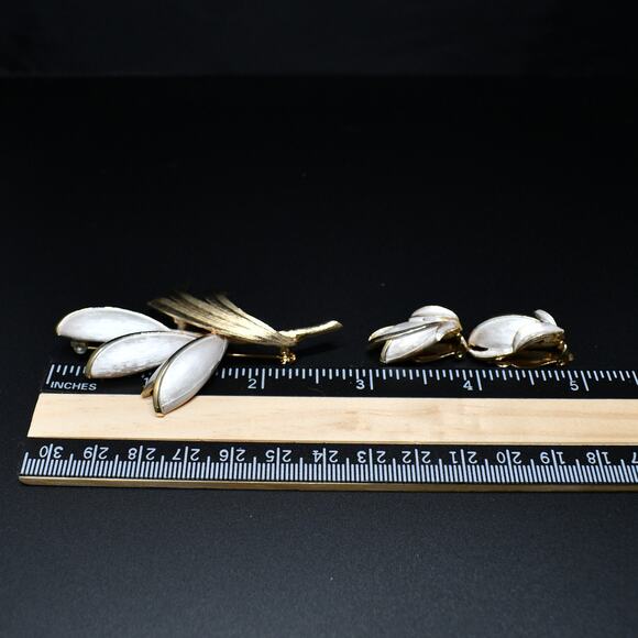 1950s White Enamel Tulip Brooch Earrings Set Gold Tone Floral Vintage Jewelry - Picture 6 of 10